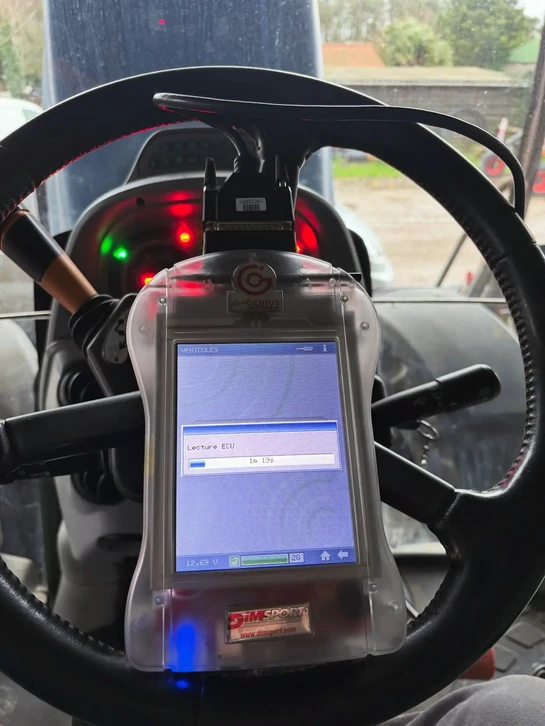 Plans techniques électroniques déroulés sur une surface de travail avec multimètre numérique noir et cordons de mesure rouge et noir