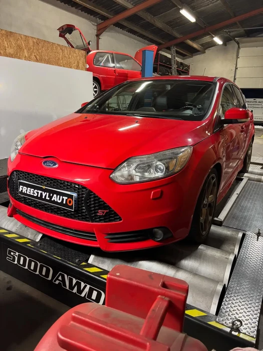 Concession automobile moderne avec rangées de véhicules neufs exposés