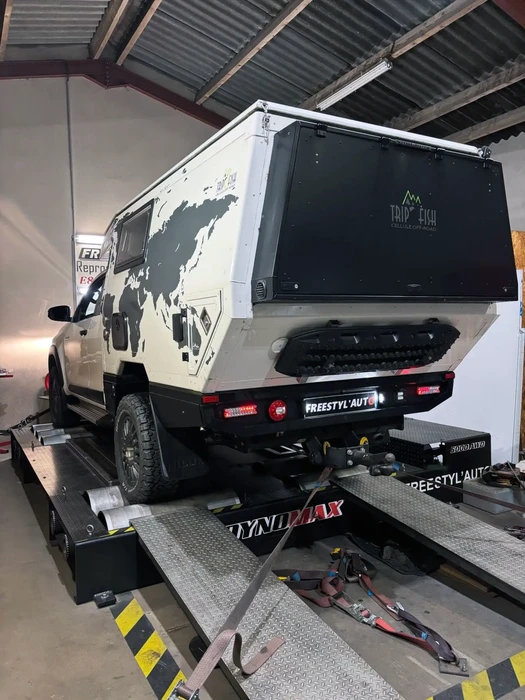 Bureau moderne avec deux professionnels en chemises bleues collaborant devant un ordinateur portable