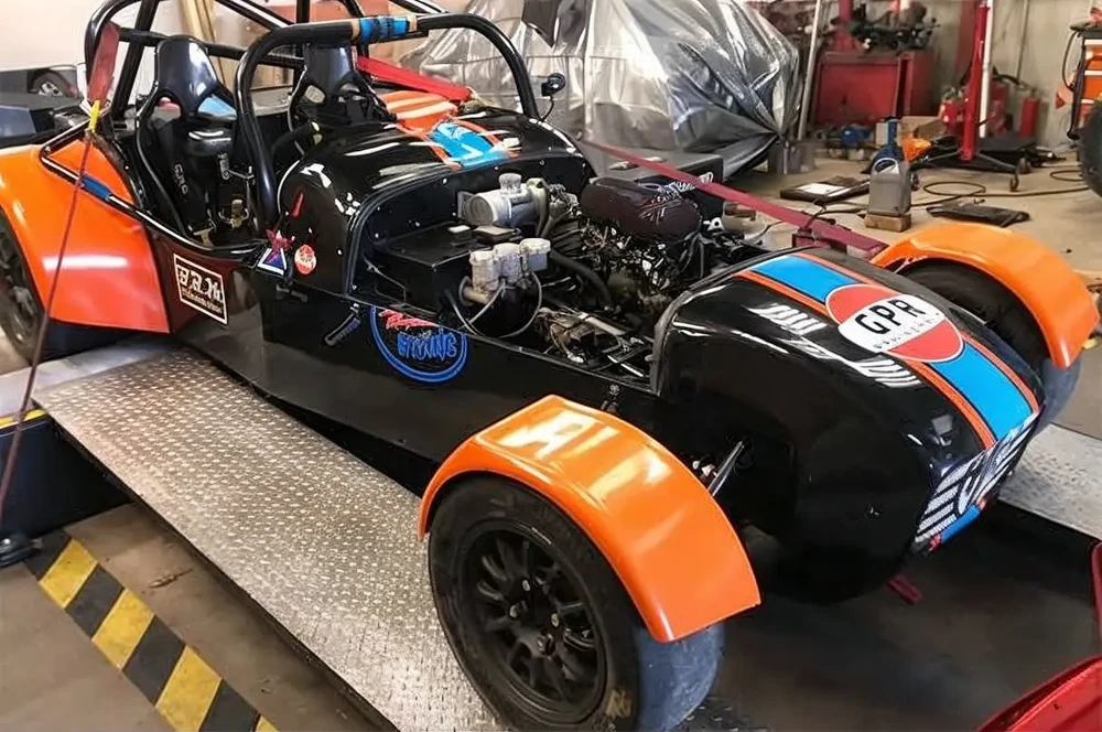 Parking extérieur de motos sportives alignées en rangée sur surface pavée, éclairage naturel intense avec reflets solaires