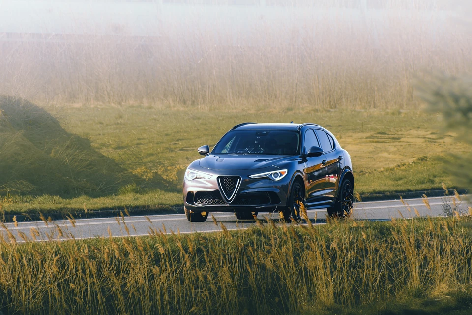 Personne en chemise blanche travaillant sur ordinateur portable dans bureau lumineux avec fenêtre