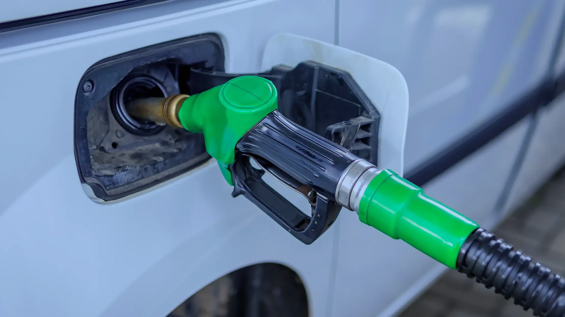 Moteur de véhicule automobile avec alternateur visible au premier plan