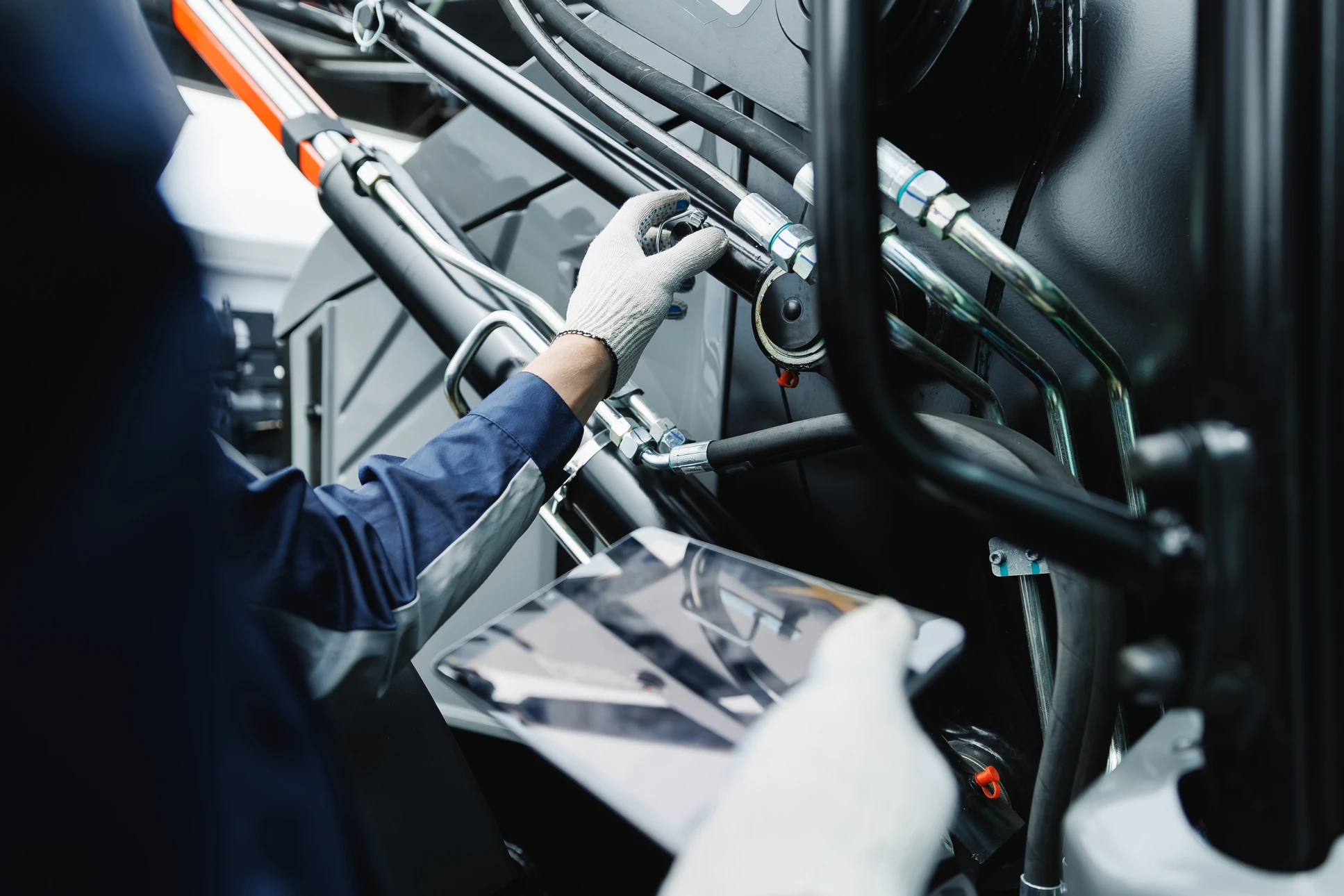 Un garage indépendant dans un jardin verdoyant en été