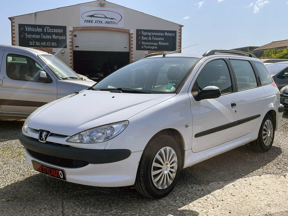 Intérieur de concession automobile avec vendeur en costume présentant véhicule SUV noir à jeune couple