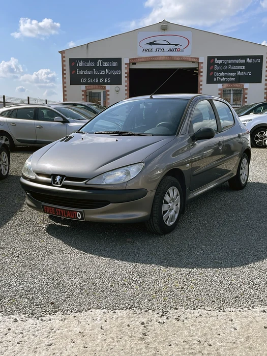 Showroom automobile moderne avec SUV rouge au premier plan et autres véhicules exposés