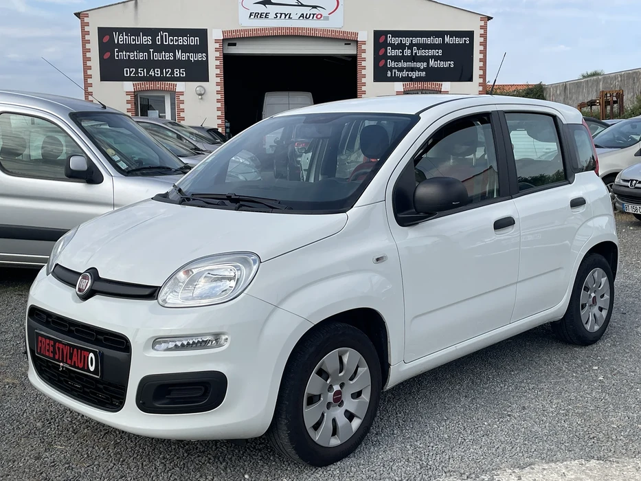 Showroom automobile intérieur avec véhicules neufs exposés sur sol brillant