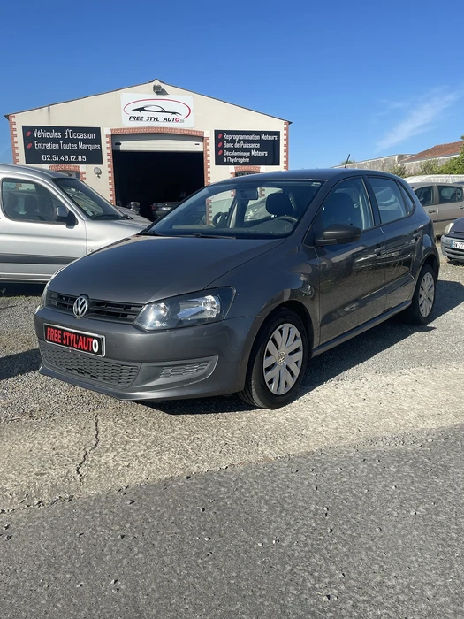 Véhicule utilitaire Citroën blanc stationné sur parking extérieur devant bâtiment industriel